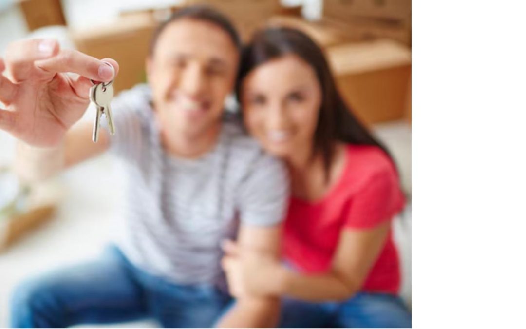 Llaves de la nueva exención por reinversión vivienda habitual: pareja sosteniendo las llaves tras adquirir la nueva vivienda
