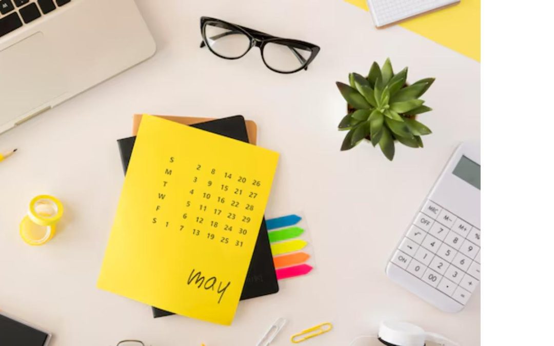 Festivos coincidentes con días de descanso: calendario laboral sobre escritorio