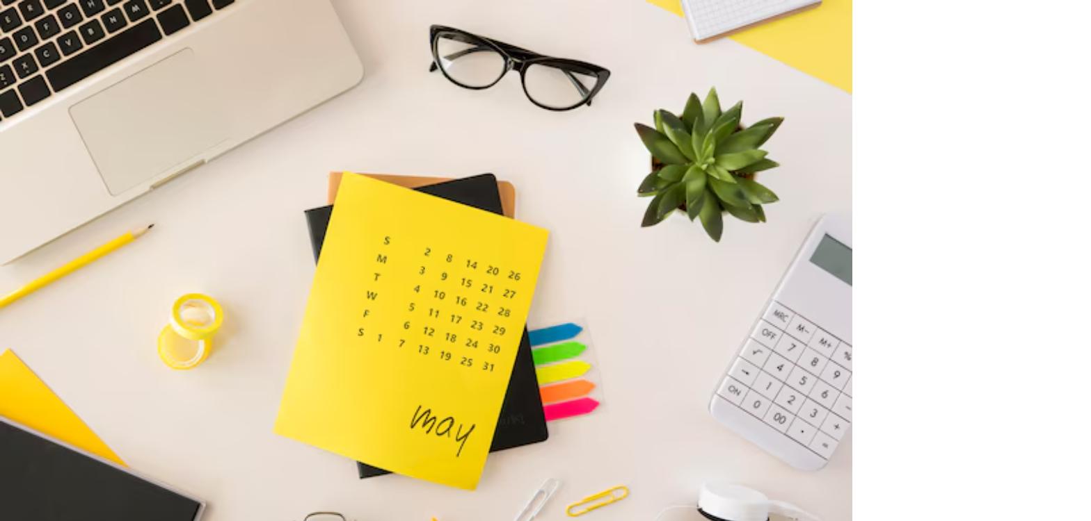 Festivos coincidentes con días de descanso: calendario laboral sobre escritorio