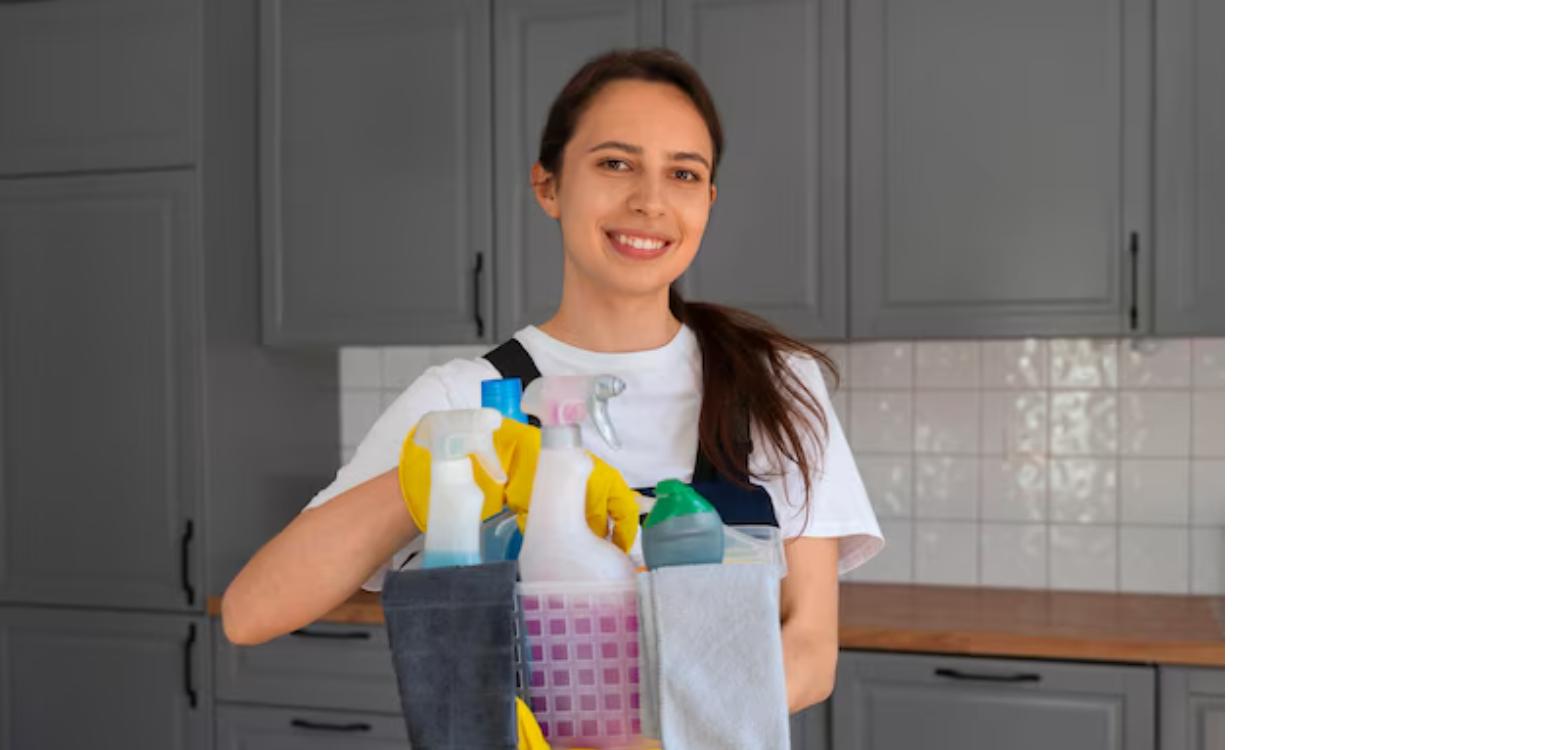 Nueva normativa empleados del hogar: empleada doméstica con productos de limpieza y guantes (EPIs) según el RD 893/2024